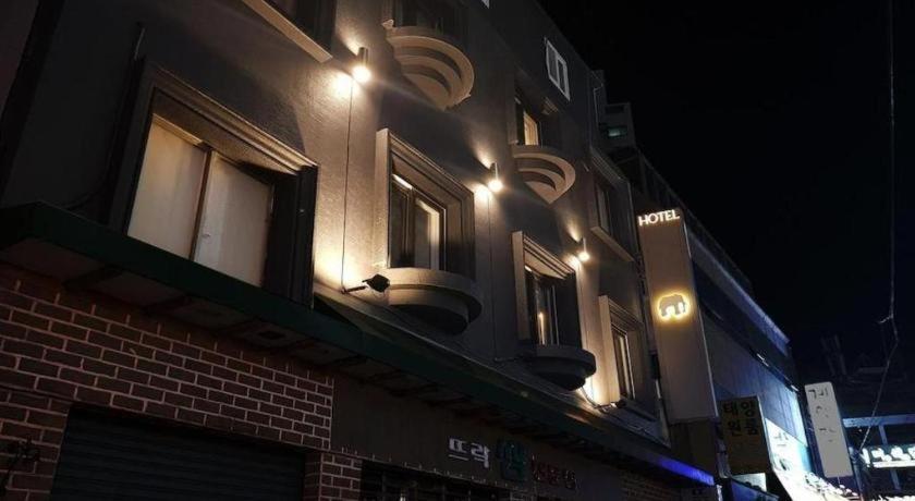 Hotel Elephant Puszan Kültér fotó